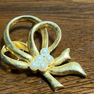 Vintage  Ladies Faux Pearl Ribbon Wreath Gold Tone Pin Brooch